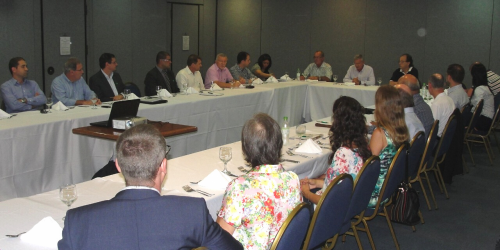 Mesa com pessoas sentadas em formato de retângulo