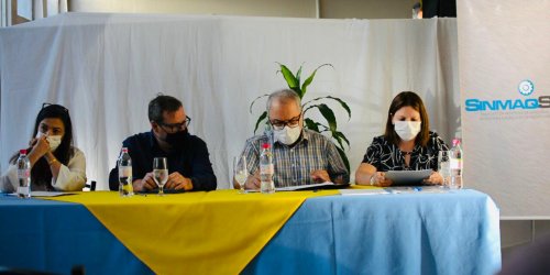 Mesa com quatro pessoas sentadas durante a eleição e posse do SinmaqSinos