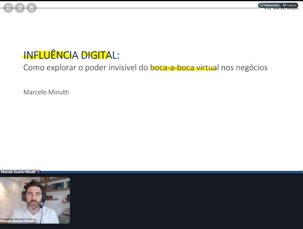 Retângulo em branco escrito Influência Digital em preto. Abaixo, à esquerda, homem com barba de camisa branca e com microfone