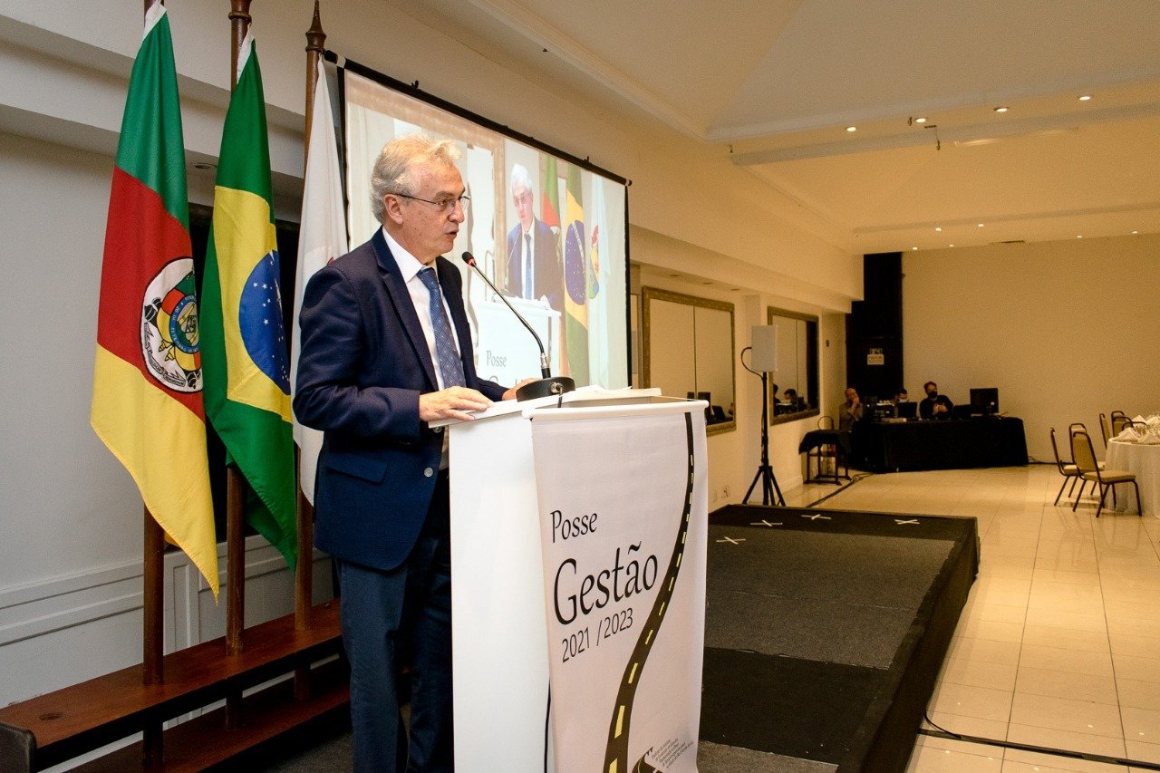 Presidente da Areop Ricardo Portella discursa no salão do Hotel Plaza São Rafael em Porto Alegre